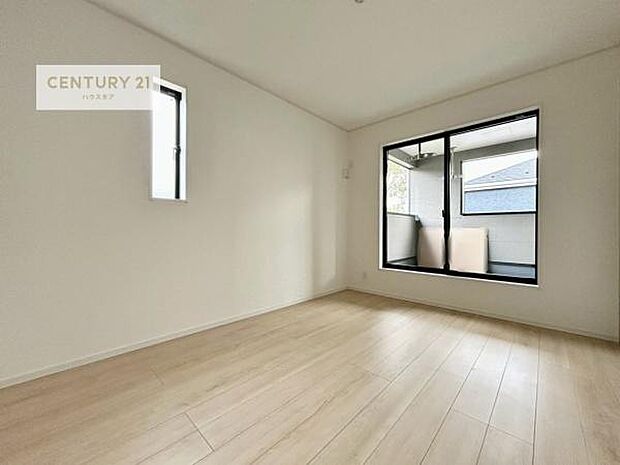 明るい室内は、風通しも良く、明るく大変居心地の良い空間となっております。リラックスして過ごせる心地の良いお部屋です!