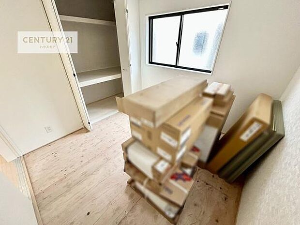 まだ畳は敷かれておりませんが、リビングと隣接している和室です!客間としてはもちろん、家事の休憩スペースとして使用するのもいいですね!