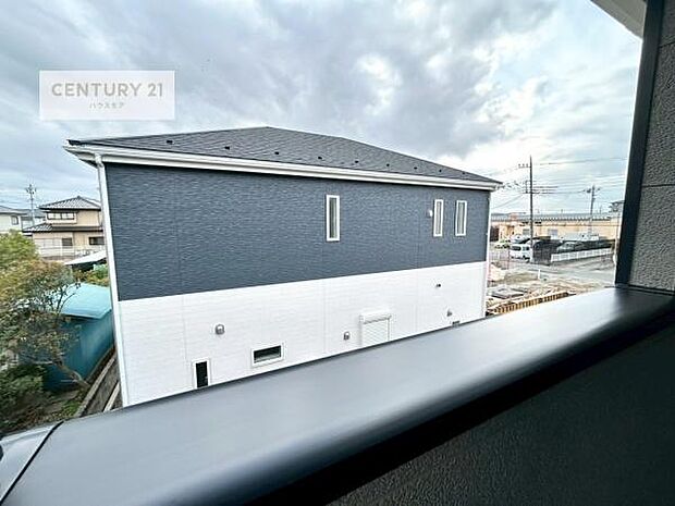 晴れた日には青い空を見渡せる開放的な時間を楽しめます。気持ちの良い風が通り抜ける街並みです!