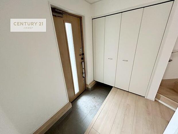 シューズボックス付き。玄関が片付きお掃除がしやすいです!スッキリした玄関で戸を開けた瞬間、清潔感のある心地いい空間が出迎えてくれます。