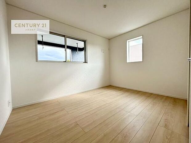 2面採光を確保した明るい室内は、風通しも良く、明るく大変居心地の良い空間となっております。リラックスして過ごせる心地の良いお部屋です!