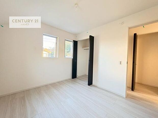 掃き出し窓がないお部屋は、お子様のお部屋としても安心です!収納スペースも充実しているので散らかったお部屋をサッと片付けられます!