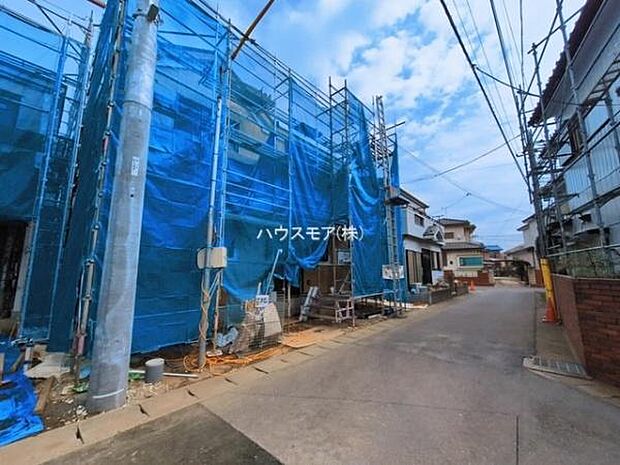 前面道路は4m!陽当り良好な立地です。車庫入れが苦手な方も安心ですね。