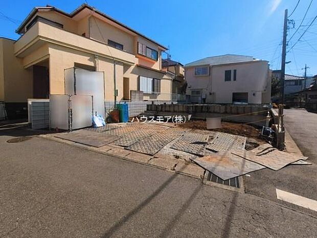 駐車スペースは2台分あります!セカンドカーはもちろん、バイクや自転車なども置き場所に困りません。