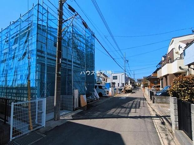 前面道路は5.5m!陽当り良好な立地です。車庫入れが苦手な方も安心ですね。