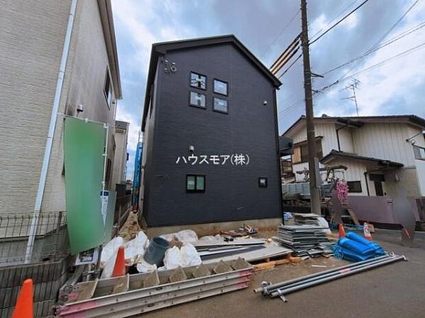 駐車スペースは2台分あります!セカンドカーはもちろん、バイクや自転車なども置き場所に困りません。