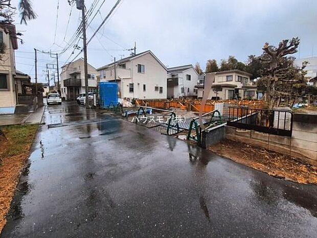 前面道路は4m!陽当り良好な立地です。車庫入れが苦手な方も安心ですね。