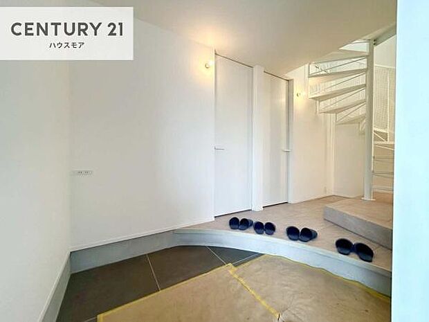 疲れて帰ってきても、ただいま!を言いたくなる、優しく迎え入れてくれる空間になっています。明るく温もり溢れる玄関です!