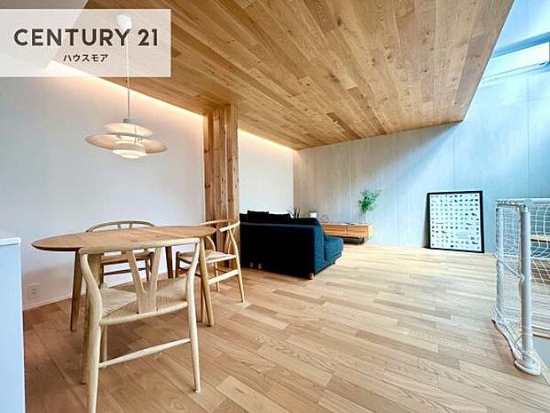 心地良いリビングは家族が自然と集まります。家族団欒の時間が増えそうです。ご家族と、より一層充実した時間を過ごせそうですね。明るく開放的な空間です。