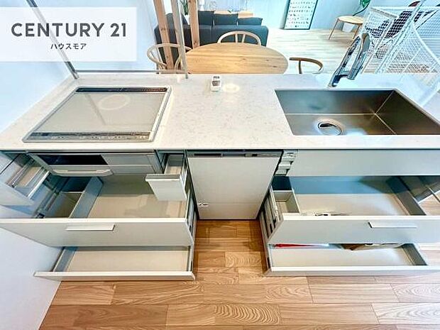 収納スペースが豊富で、調理スペースがスッキリと片付きひろ~く活用できます!快適に作業ができます!毎日の料理が捗ります!