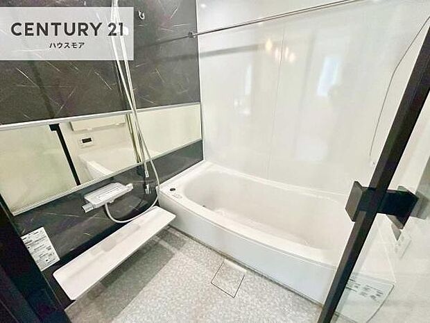 落ち着きある大人の雰囲気のバスルームは、味が出ていてバスタイムが充実!お仕事頑張っているご褒美にお好みの匂いの入浴剤を入れて、楽しんでみてはいかがでしょうか?