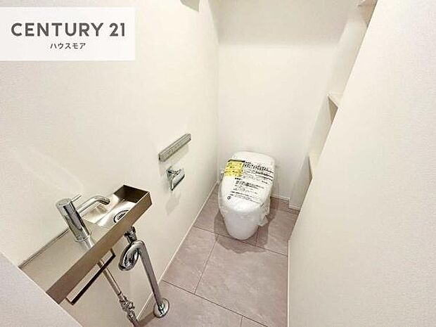 1・3階にトイレがございます!朝の忙しい時間帯も待たずにすみそうですね。白を基調とした清潔感のあるトイレでお手入れがしやすいです!