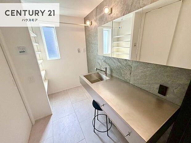 収納たっぷりの洗面室!日用品のストックやバスタオルがスッキリと収納できて取り出しやすい!水回りがスッキリ片付いて気持ちの良い空間!