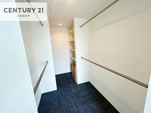 ウォークインクローゼット付きです。たくさんのお洋服などを収納しておけそうですね!他にも扇風機や加湿器など季節物の大きな家電も収納できます!
