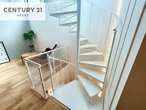 住まいの中央に据えたらせん階段は、ぐるぐると回りながら各階をつなぎ、家族の気配を伝える縦方向の広がりを生み出します。