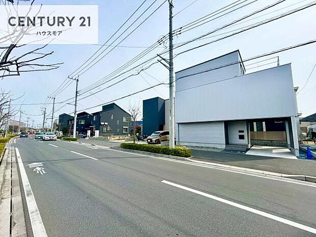 前面道路は11.4m!陽当り良好な立地です。車庫入れが苦手な方も安心ですね。