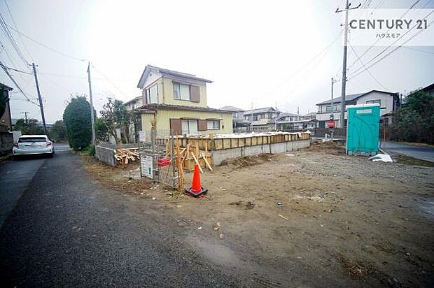 前面道路は4.02m×4m!陽当り良好な立地です。車庫入れが苦手な方も安心ですね。