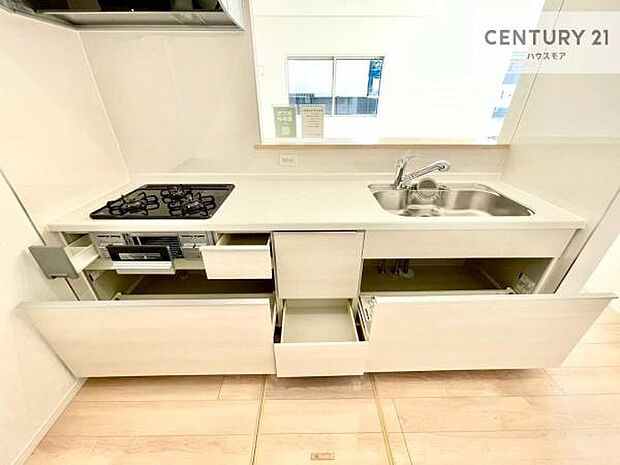 収納スペースが豊富で、調理スペースがスッキリと片付きひろ~く活用できます!快適に作業ができます!毎日の料理が捗ります!