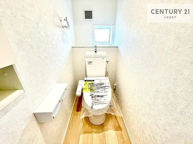 1・2階にトイレがございます!朝の忙しい時間帯も待たずにすみそうですね。白を基調とした清潔感のあるトイレでお手入れがしやすいです!