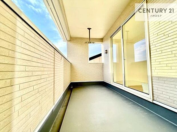 広々としたバルコニーで一日の始まりをスタート!お洗濯ものをたっぷり気持ちよく干せます!