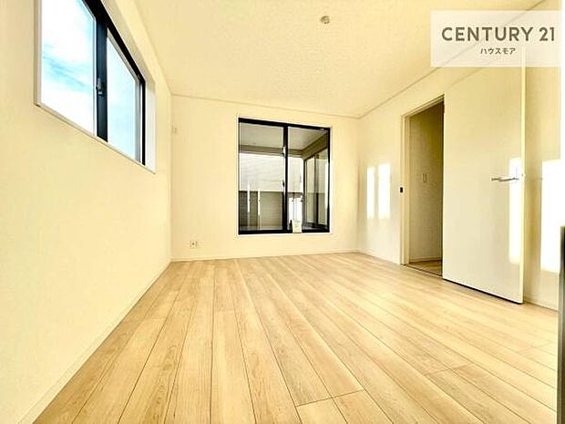 バルコニーに面している洋室です。明るく温もりがあり、換気もしっかりできます!朝起きて、外に出て背伸びをしつつ深呼吸をし良い朝を迎え入れることができます。