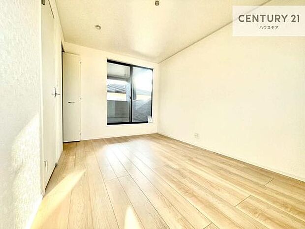 明るい室内は、風通しも良く、明るく大変居心地の良い空間となっております。リラックスして過ごせる心地の良いお部屋です!朝の目覚めがスッキリしますね!