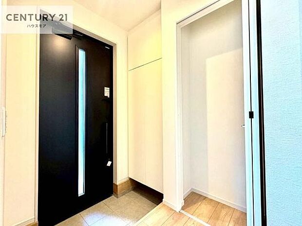 玄関のシューズボックスは、収納力良好で靴をすっきり整理できるだけでなく、上部を飾り棚として活用可能。お気に入りの小物やグリーンを置けば、来客を迎えるおしゃれな空間に仕上がります