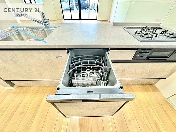 食洗機付き!忙しい時や冬場は手荒れ防止として大活躍します!ビルトイン仕様なので、場所も取らず調理スペースも広く使えて手際よく作業が出来ます!