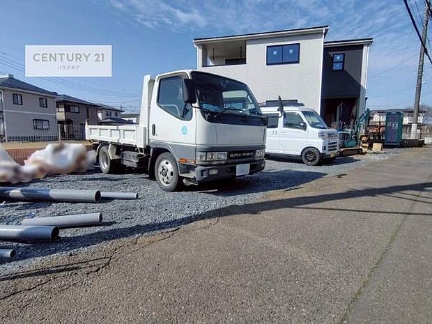 駐車スペースは4台分あります!セカンドカーはもちろん、バイクや自転車なども置き場所に困りません。