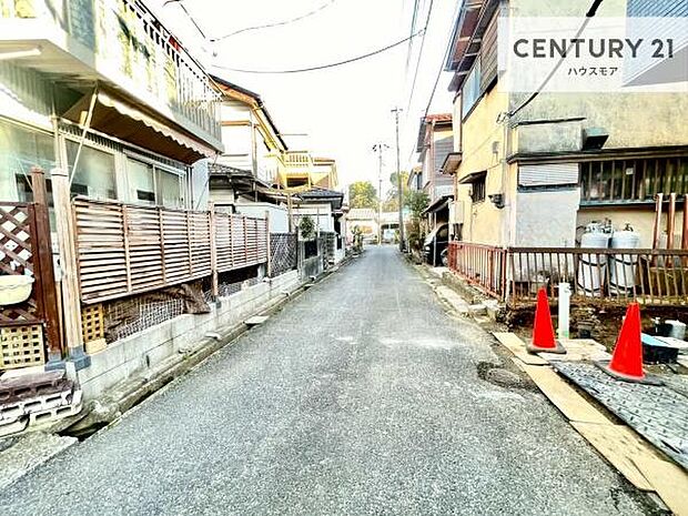前面道路は4m!陽当り良好な立地です。車庫入れが苦手な方も安心ですね。