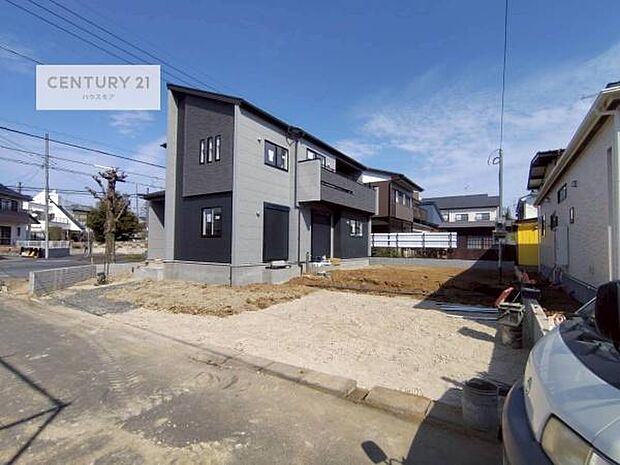 駐車スペースは2台分あります!セカンドカーはもちろん、バイクや自転車なども置き場所に困りません。