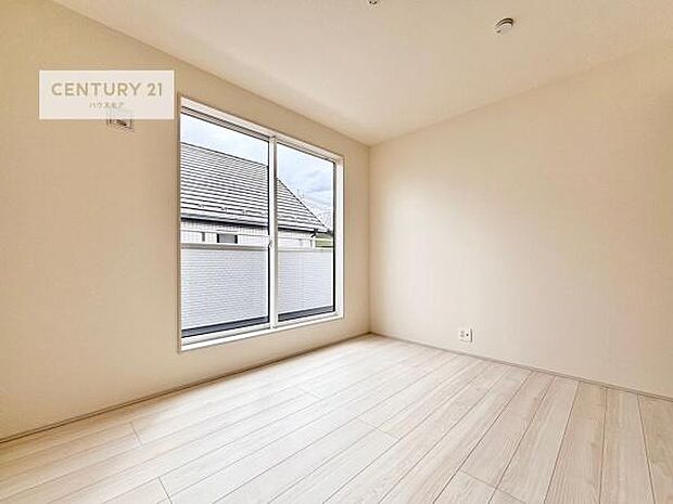 バルコニーに面している洋室です。明るく温もりがあり、換気もしっかりできます!朝起きて、外に出て背伸びをしつつ深呼吸をし良い朝を迎え入れることが出来そうですね!(同仕様)