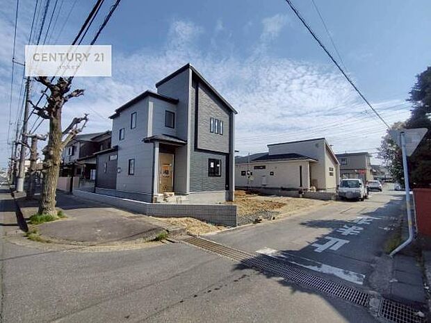 前面道路は15.5m×5m!陽当り良好な立地です。車庫入れが苦手な方も安心ですね。