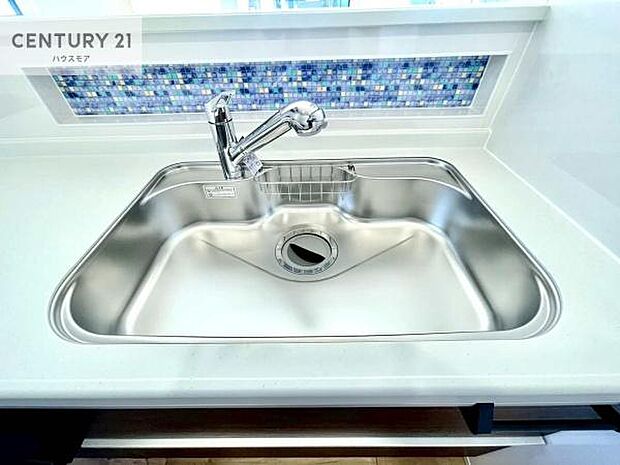 ワイドなシンクですね!水が跳ねにくく洗物がしやすい家事が楽々仕様のシステムキッチンです!デザイン性と機能性を兼ねたキッチンで清潔感がありますね!(同仕様)