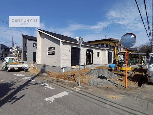 前面道路は6m×5m!陽当り良好な立地です。車庫入れが苦手な方も安心ですね。