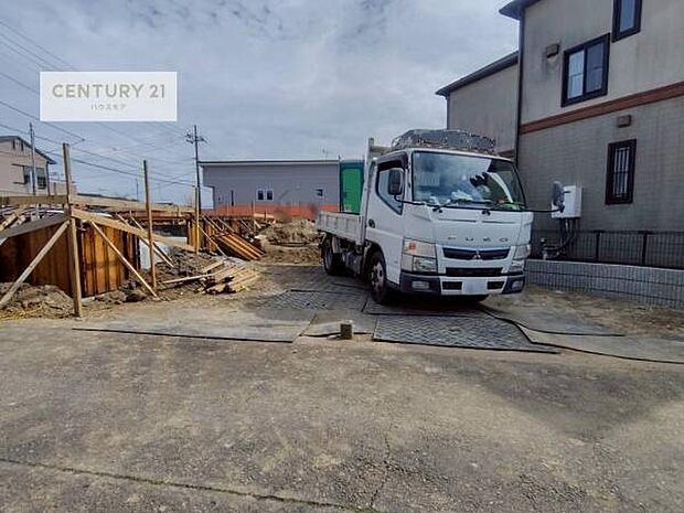 駐車スペースは2台分あります!セカンドカーはもちろん、バイクや自転車なども置き場所に困りません。