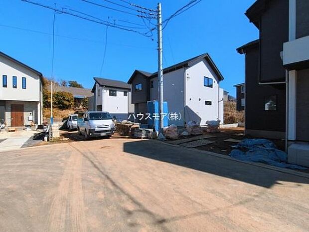 前面道路は6m!陽当り良好な立地です。車庫入れが苦手な方も安心ですね。