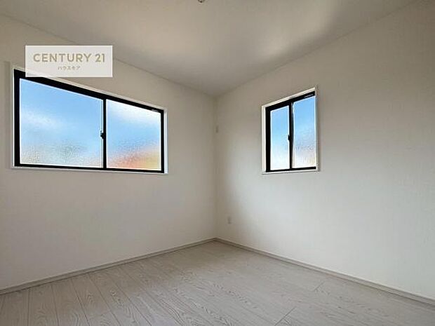 2面採光を確保した明るい室内は、風通しも良く、明るく大変居心地の良い空間となっております。リラックスして過ごせる心地の良いお部屋です!朝の目覚めがスッキリしますね!(同仕様)