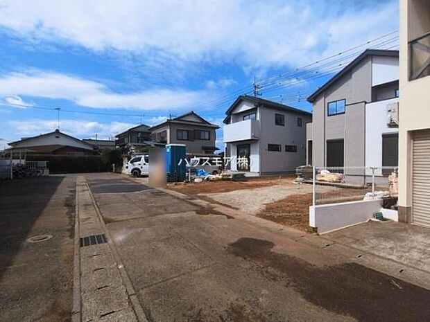 前面道路は4m!陽当り良好な立地です。車庫入れが苦手な方も安心ですね。