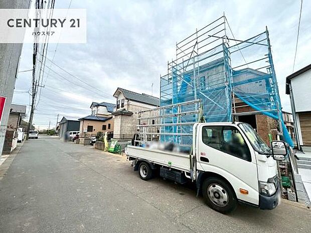 前面道路は広々とした6m。陽当たり良好な立地につき、ぜひ現地にて明るさをご体感ください。