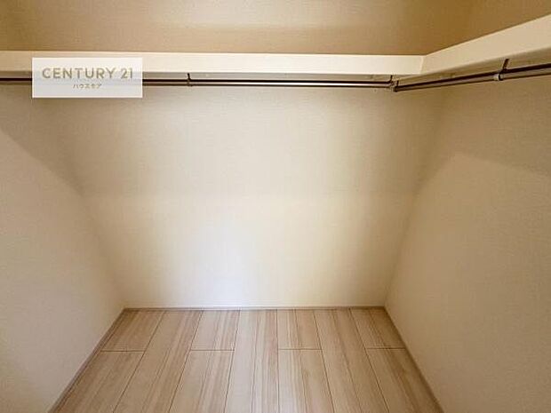 ウォークインクローゼット付きです。たくさんのお洋服などを収納しておけそうですね!他にも扇風機や加湿器など季節物の大きな家電も収納できます。(同仕様)