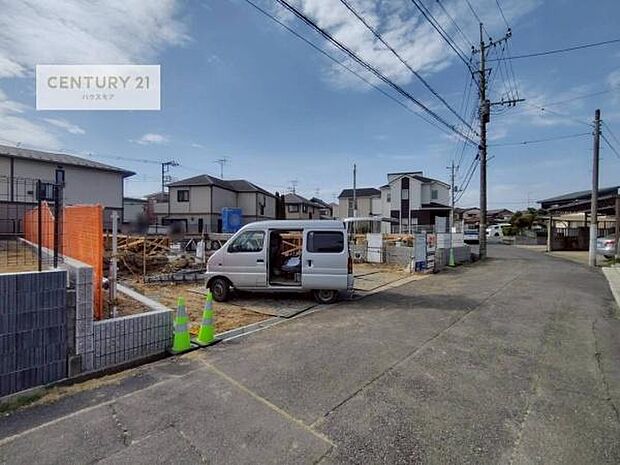 前面道路は4m!陽当り良好な立地です。車庫入れが苦手な方も安心ですね。