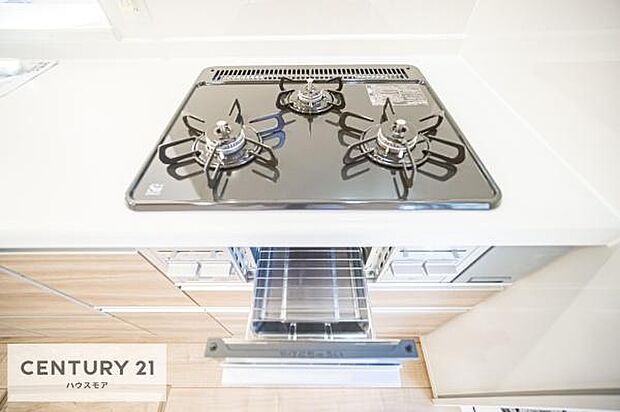 コンロは三口あるのでお料理の同時進行ができます。もちろんグリル付きです。調理スペースも広々している為作業がしやすい!使い勝手が良いシステムキッチンです!(同仕様)