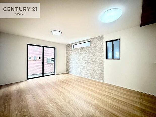 大きな窓からたっぷりの陽ざしが入る明るいリビング。開放感のあるリビングで家族団らんのくつろぎの時間を過ごせます。