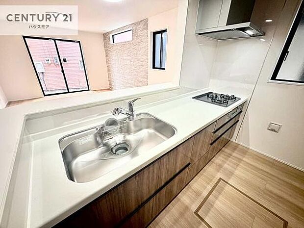 大人気の対面式システムキッチンを採用しています!ご家族のコミュニケーションが自然と増える設計です。お子様にも目が届くので嬉しいですね。広々使えて快適に作業が進みます。