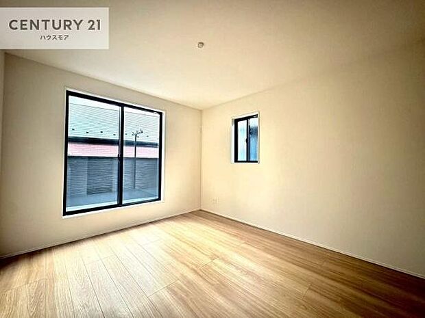 バルコニーに面した洋室。優しい光が差し込む洋室は、朝の目覚めも気持ちが良さそうですね。おうち時間もゆったりと過ごすことができます。