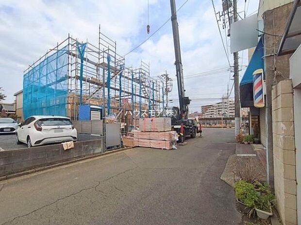 前面道路は6m×6m!陽当り良好な立地です。車庫入れが苦手な方も安心ですね。