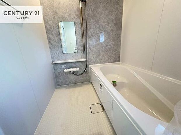 落ち着きある大人の雰囲気のバスルームは、味が出ていてバスタイムが充実!お仕事頑張っているご褒美にお好みの匂いの入浴剤を入れて、楽しんでみてはいかがでしょうか?