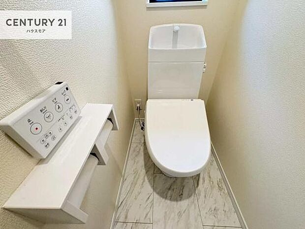 1・2階にトイレがございます!朝の忙しい時間帯も待たずにすみそうですね。白を基調とした清潔感のあるトイレでお手入れがしやすいです!