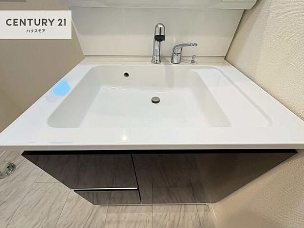 深い洗面台ボウルは、水が跳ねにくいのでお手入れが楽々!清潔感が保てます!キレイな洗面所で自分磨きのモチベーションが上がりますね!